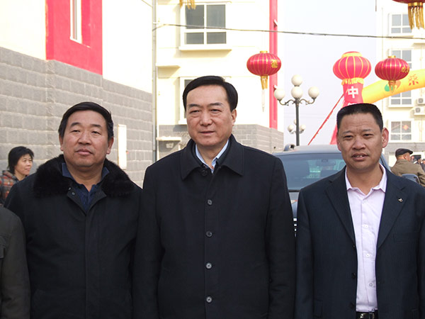 原河北省省长陈全国到ag真人国际线缆集团视察，，，，，，，，并与黄儿营西村党委书记宁小五、ag真人国际线缆集团董事长雷国玺合影留念。。。。。。。。